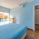 Villa Independent With An Immense Heated Pool!