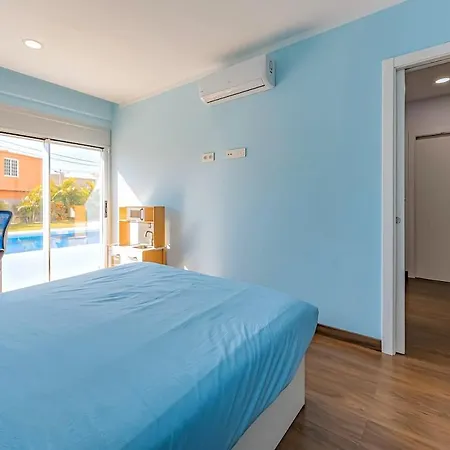 Villa Independent With An Immense Heated Pool!