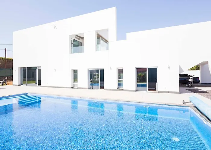 Independent With An Immense Heated Pool! Oroteanda Baja