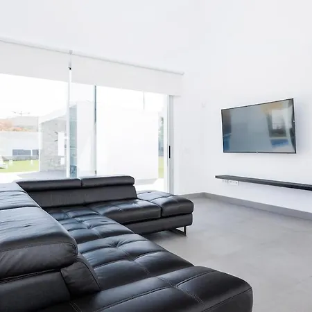 Independent With An Immense Heated Pool! Villa *