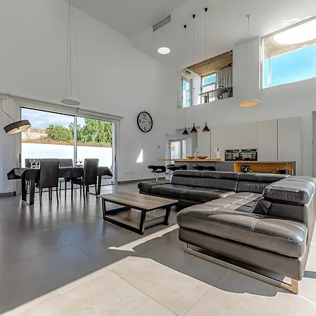 Villa Independent With An Immense Heated Pool!