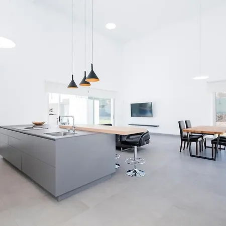 Villa Independent With An Immense Heated Pool! *