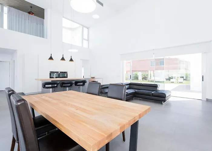 Independent With An Immense Heated Pool! Willa *