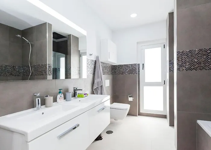 Independent With An Immense Heated Pool! Villa