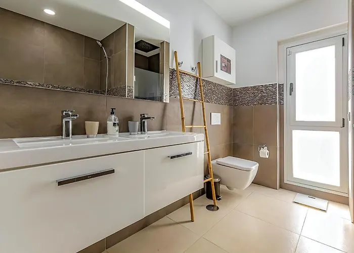 Villa Independent With An Immense Heated Pool!