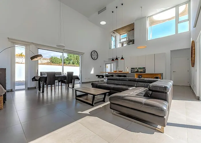 Villa Independent With An Immense Heated Pool!