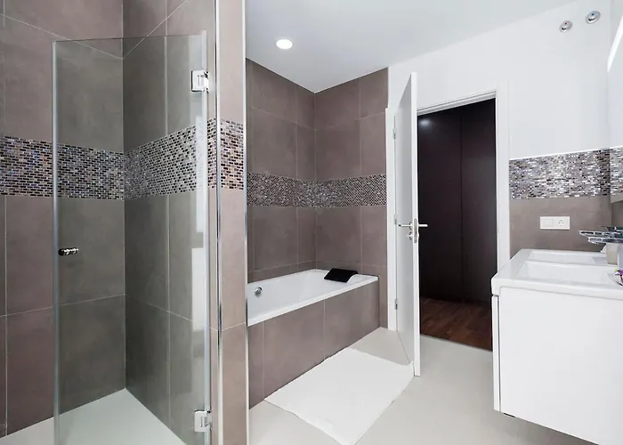 Villa Independent With An Immense Heated Pool!