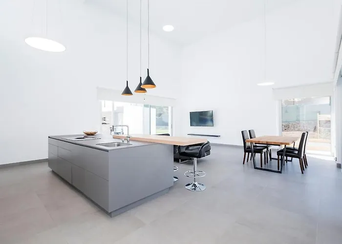 Villa Independent With An Immense Heated Pool! *